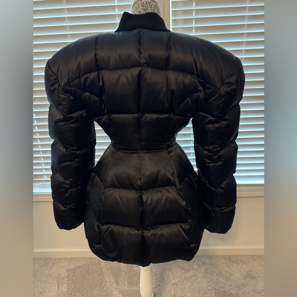 Dolce & Gabbana Black Puffer Jacket that’s cinched in the waist. Size 40 - Picture 3 of 8